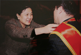 国务院副总理刘延东（中共中央政治局委员）给赵永亮颁奖
