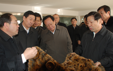 2009年2月自治区党委书记储波（右一）等领导来风水梁指导