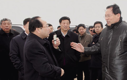 自治区原政府副主席郭启俊（右一）等领导来风水梁指导