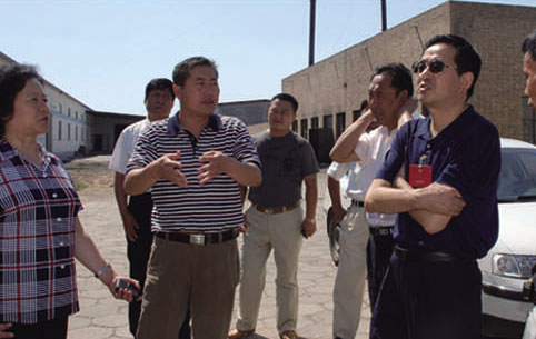 2008年7月，自治区政协副主席董恒宇（右二）等来东达集团考察、鄂尔多斯副主席王果香（左一）等领导来东达集团考察