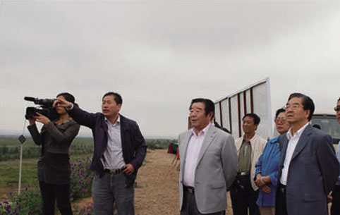 2009年9月自治区党委原书记刘名祖（左三）等领导来风水梁考察