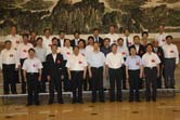 2010年9月全国光彩事业促进会副会长赵永亮（后排右三）与中…