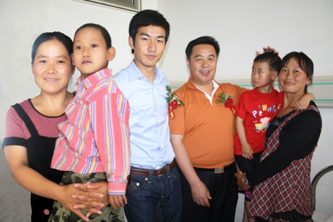 鑫源集团董事长杨晴亮和他的儿子杨琛皓救助先天性心脏病儿童
