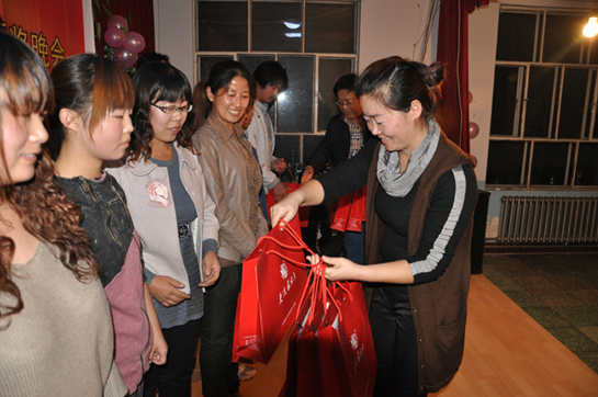 羊绒公司举办迎国庆2011年纺纱系统技术技能比赛颁奖晚会