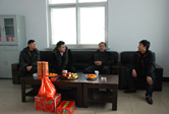 2007年东达集团领导春节慰问分公司职工