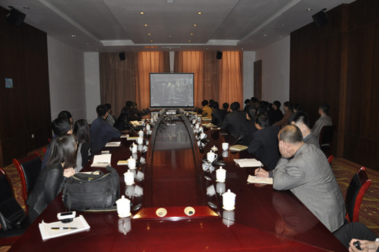 集团党委组织部分党员学习《东达集团党的群众路线教育实践活动实施方案》