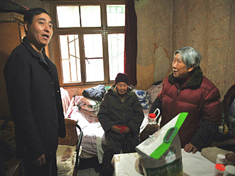 四川省新立新进出口公司慰问社区孤寡、贫困老人