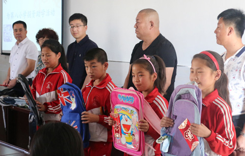 东达集团与华南商会为26名贫困学生捐赠款物