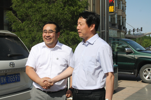 2014年6月12日，自治区团委书记常青（右）来东达集团调研