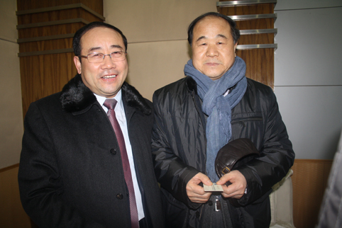 2013年赵永亮和著名作家莫言同期获得“三农人物奖”
