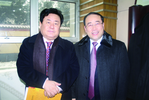 2013年赵永亮和“三农人物奖”颁奖嘉宾作曲家徐沛东在一起